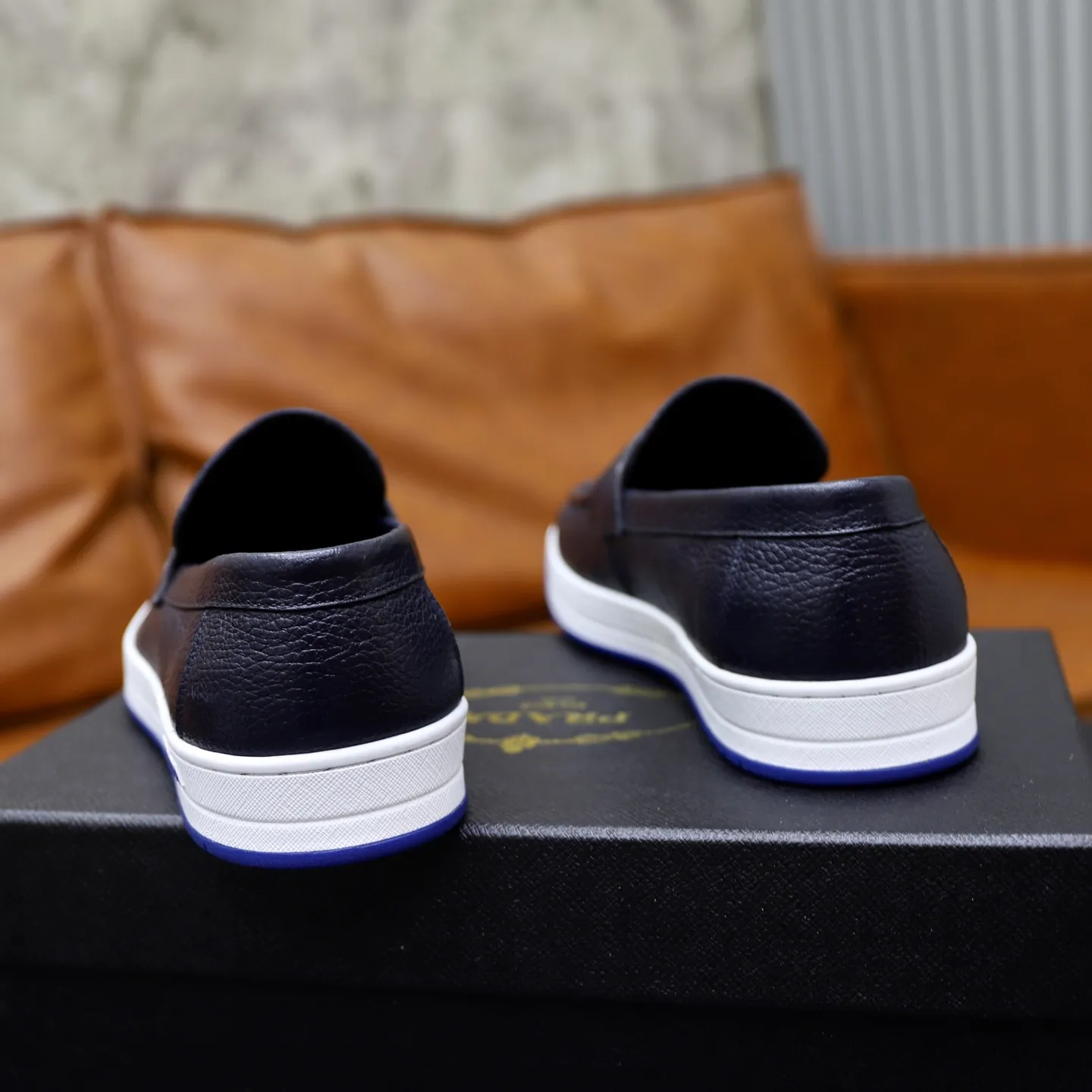 Factory price: 💰640 Prada classic men’s lace-up casual shoes | Imported cowhide upper | Upper stitching layered design, light and breathable | Soft and comfortable | Decorated with PRADA letters on the side | Distinctive sports style, showing the brand style | Lightweight concave and convex pattern rubber soles | Matched with cowhide foot pad lining | Excellent foot feel, fashionable and elegant | Size: 38-44 (45 customized)